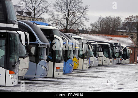 Tour-Busse auf einem Parkplatz zu platzieren, Deutschland, Nordrhein-Westfalen, Münsterland, Münsterland Stockfoto