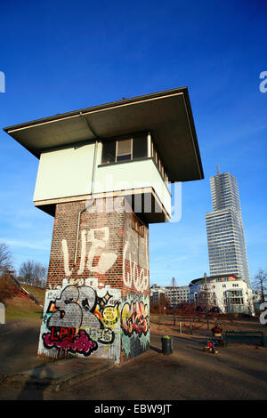 alten Gantry-Stellwerk und Köln Turm, Deutschland, Nordrhein-Westfalen, Mediapark, Köln Stockfoto