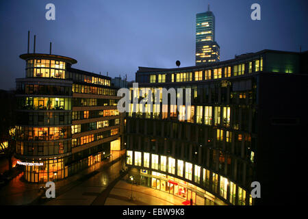 beleuchteten Gebäuden am Abend, Deutschland, Nordrhein-Westfalen, Mediapark, Köln Stockfoto