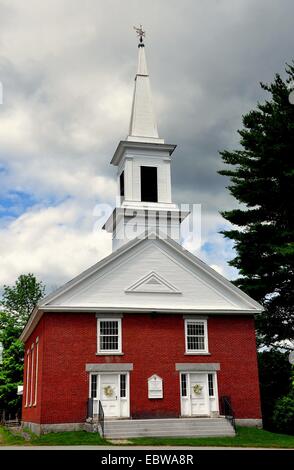 HARRISVILLE, NEW HAMPSHIRE: The Community Church in einfache Ziegel und Holz-Stil mit einem einfachen Turm gebaut Stockfoto