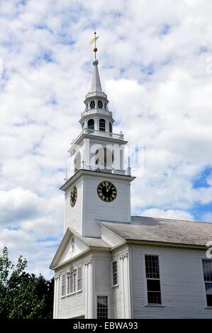 HANCOCK, NEW HAMPSHIRE: 18. Jahrhundert First Congregational Church, erbaut im traditionellen weißen Schindeln New England Stil Stockfoto