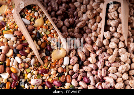 Kugeln gemischte Impulse auf einem Brett wodden Stockfoto