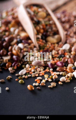 Kugeln gemischte Impulse auf einem Brett wodden Stockfoto