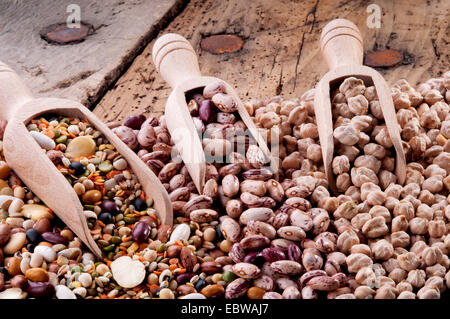 Kugeln gemischte Impulse auf einem Brett wodden Stockfoto