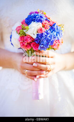 Detailansicht einer Braut hält Blumenstrauss Stockfoto