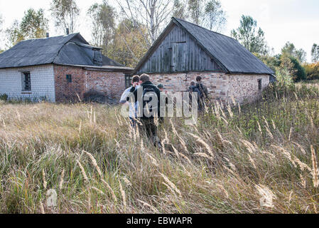 altes Holzhaus in Wüstung Stechanka, Sperrzone von Tschernobyl, Ukraine Stockfoto