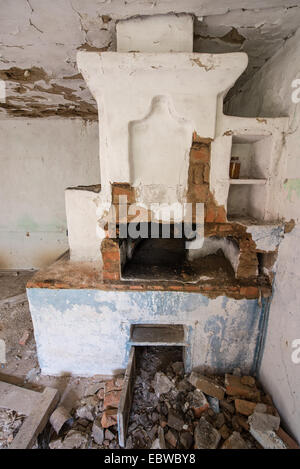 großer Ofen im alten Holzhaus in Wüstung Stechanka, Sperrzone von Tschernobyl, Ukraine Stockfoto