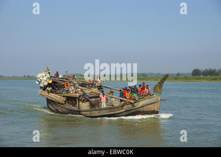 Fischer auf einem Holzboot in Bangladesch Stockfoto