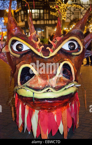 Chester, Großbritannien, 4. Dezember 2014. Dragon Head an der Mid-Winter Watch Parade von der Town Hall Square, St. Werburgh Street, Eastgate Street, Bridge Street, Kreuz und Northgate Street. Karamba Samba ein 'Ghost Band' führte eine Spaß-Parade von Skeletten, Feuer atmend, Skelett Weihnachten Köche, Engel und Teufel, wie sie die Wintersonnenwende gefeiert. Ein Ereignis, das stammt aus dem Jahr 1400, wo lokale Künstler und Gruppen zusammenarbeiten, die Zeit, in der die Stadt Führer würde über die Schlüssel zur Stadt in die Hand zu feiern. Stockfoto