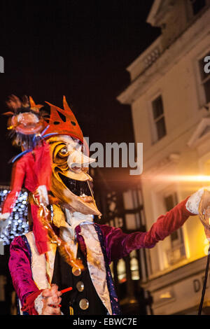 Chester, Großbritannien, 4. Dezember 2014. Mid-Winter Watch Parade von der Town Hall Square, St. Werburgh Street, Eastgate Street, Bridge Street, Kreuz und Northgate Street. Karamba Samba ein 'Ghost Band' führte eine Spaß-Parade von Skeletten, Feuer atmend, Skelett Weihnachten Köche, Engel und Teufel, wie sie die Wintersonnenwende gefeiert. Ein Ereignis, das stammt aus dem Jahr 1400, wo lokale Künstler und Gruppen zusammenarbeiten, die Zeit, in der die Stadt Führer würde über die Schlüssel zur Stadt in die Hand zu feiern. Stockfoto