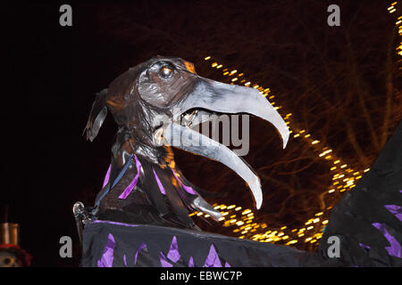 Pappmaché Adr Raven in Chester, Großbritannien, 4. Dezember 2014. Mid-Winter Watch Parade vom Rathausplatz, Karamba Samba ein 'Ghost Band' ein Spaß-Parade von Skeletten, Feuer atmend, Skelett Weihnachten Köche, Engel und Teufel geführt, da Sie die Wintersonnenwende gefeiert. Ein Ereignis, das stammt aus dem Jahr 1400, wo lokale Künstler und Gruppen zusammenarbeiten, die Zeit, in der die Stadt Führer würde über die Schlüssel zur Stadt in die Hand zu feiern. Stockfoto