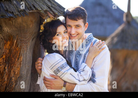 Romantische junges Paar in der ukrainischen Stil Kleidung im freien Stockfoto