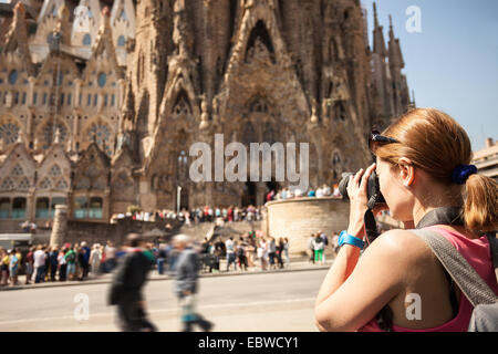 Junge Frau unter Bild der Sagrada Familia. Am 16. April 2014 in Barcelona, Spanien. Stockfoto