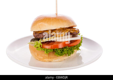 Leckere Ei und Bacon Cheeseburger mit Ernährungs-Füllung Salatzutaten, Boden Rindfleisch Patty, Käse, Spiegelei und Stockfoto