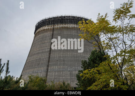 unvollendete Kühlturm der Reaktor Nummer 5 im Kernkraftwerk Tschernobyl in der Sperrzone von Tschernobyl, Ukraine Stockfoto