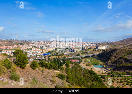 Blick vom Hang in Richtung Mittelmeer. Malaga, Spanien. Stockfoto
