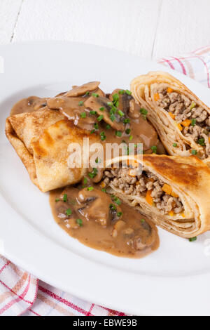 Bohnenkraut Hackfleisch Pfannkuchen oder Tortillas aufgeschnitten, der Boden oder Hackfleisch / Faschiertes und Gemüse füllen in einer reichen leckere Soße zu zeigen Stockfoto