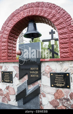 Wand mit Gedenktafeln in der Nähe von Prometheus-Denkmal im Kernkraftwerk Tschernobyl, Ukraine Stockfoto