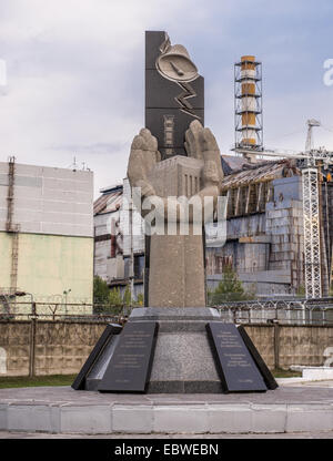 Denkmal und Sarkophag über dem Kernreaktor Nummer 4 Gebäude im Kernkraftwerk Tschernobyl, Ukraine Stockfoto