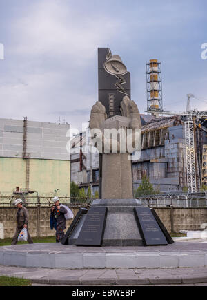 Denkmal und Sarkophag über dem Kernreaktor Nummer 4 Gebäude im Kernkraftwerk Tschernobyl, Ukraine Stockfoto