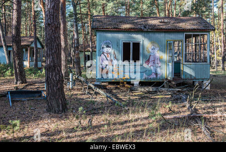 Sowjetische Cartoon Charakterzeichnungen auf Holzhaus in Sommerfrische Izumrudnoe (Smaragd), Sperrzone von Tschernobyl, Ukraine Stockfoto