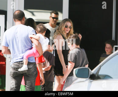 LeAnn Rimes Ausfahrten durch die Hintertür While Brandi Glanville verlässt die Seitentür des Sky High Sports Center in Woodland Hills nach ihrem Sohn Geburtstag party Featuring: Eddie Cibrian, LeAnn Rimes wo: Los Angeles, California, Vereinigte Staaten von Amerika als: 1. Juni 2014 Stockfoto