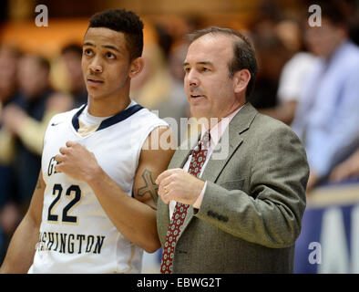 Washington, DC, USA. 4. Dezember 2014. 20141204 - George Washington Kopfschutz spricht Trainer Mike Lonergan mit George Washington Joe McDonald (22) während der ersten Hälfte gegen UMBC Smith Center in Washington. GWU besiegte UMBC, 83-60. © Chuck Myers/ZUMA Draht/Alamy Live-Nachrichten Stockfoto