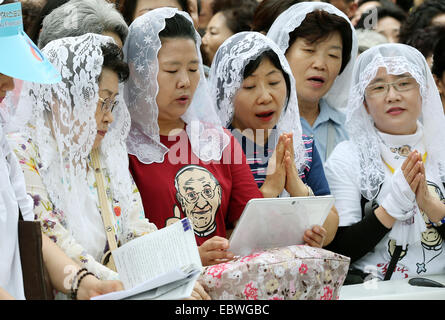 Südkoreanische Katholiken während der Messe für Frieden und Versöhnung in Myeongdong Catholic Cathedral 18. August 2014 in Seoul, Südkorea. Der Papst ist in Südkorea auf der erste Papstbesuch in asiatischen Nation in einem Vierteljahrhundert. Stockfoto
