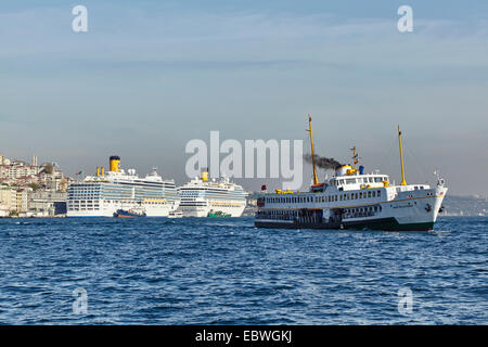 Fähre in Istanbul mit zwei Kreuzfahrtschiffe vor Anker am Bosporus Stockfoto