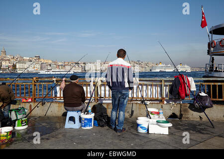 Angeln an der Küste des Bosporus in Istanbul Stockfoto