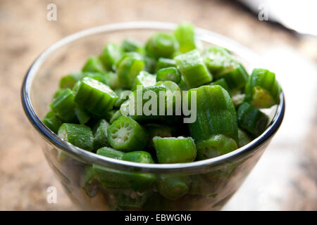 Frische Bio Okra gehackt und bereit für das Kochen Stockfoto