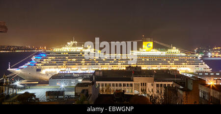 Kreuzfahrtschiff vor Anker im Hafen von Istanbul bei Nacht Stockfoto