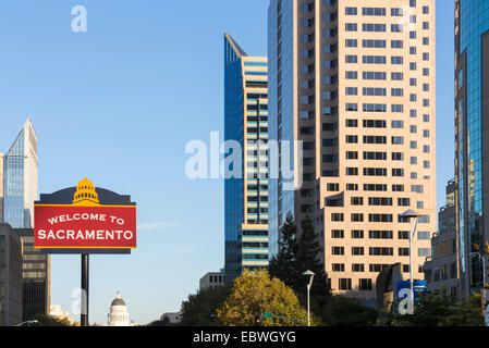 "Willkommen in Sacramento" melden in der Innenstadt von Sacramento, mit dem State Capitol Gebäude im fernen Hintergrund. Stockfoto