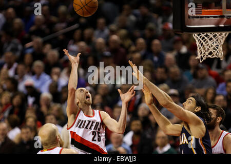 Portland, Oregon, USA. 4. Dezember 2014. STEVE BLAKE (25) führt einen Torwurf. Die Portland Trail Blazers spielen die Indiana Pacers im Moda Center am 4. Dezember 2014. Bildnachweis: David Blair/ZUMA Draht/Alamy Live-Nachrichten Stockfoto