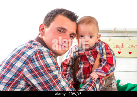 Baby Junge mit seinem Vater auf weißem Hintergrund Stockfoto