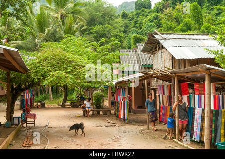 Main Street in Ban Muangkeo, Laos Stockfoto