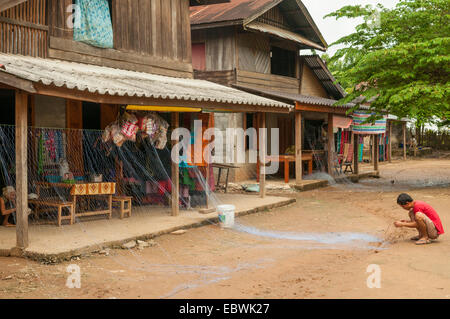 Angeln Net Reparaturen in Ban Muangkeo, Laos Stockfoto