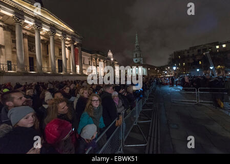 London, UK. 4. Dezember 2014. Die jährliche Beleuchtung des Trafalgar Square Christmas Tree fand heute gehostet durch den Oberbürgermeister von Westminster, Cllr Audrey Lewis, der die EZB Bürgermeister von Oslo zum Einschalten der Weihnachtsbeleuchtung eingeladen. Der Baum wird von der Stadt Oslo für die Menschen in London jährlich als Zeichen der Dankbarkeit für die Unterstützung Großbritanniens während des zweiten Weltkriegs gestiftet. Im Bild: Große Menschenmengen sehen die Beleuchtung Cremony von der Nordseite des Trafalgar Square. Bildnachweis: Lee Thomas/Alamy Live-Nachrichten Stockfoto