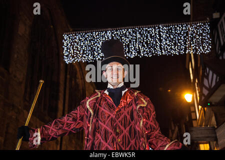 James, The Journey man, Lord of Misrule, auch Abt of Misrule oder King of Misrule genannt; EIN Tilt Walker mit Art-Deco-Hut bei der Mid-Winter Watch Parade. Karamba Samba eine ‘Geisterband’ führte eine lustige Parade von Skeletten, Feueratmung, Skelett-Weihnachtsköchen, Engeln und Teufeln an, während sie die Wintersonnenwende feierten. Eine Veranstaltung aus dem 14. Jahrhundert, bei der lokale Künstler und Community-Gruppen zusammenkommen, um die Zeit zu feiern, in der die Stadtführer die Schlüssel zum Stadtzentrum von Cheser übergeben würden Stockfoto