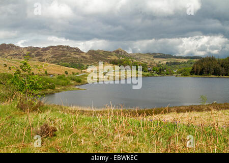 Malerische Waliser Landschaft im Snowdonia National Park mit See, gesäumt von Berggipfeln & von Gold & Grün umgeben Stockfoto