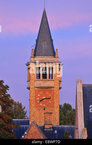 Glockenturm der Fondation Deutsch De La Meurthe-Gebäudes in der Morgendämmerung, Cité Internationale Universitaire de Paris, Paris Stockfoto