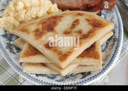 Irische Kartoffel Farls oder Kartoffelkuchen mit Speck und Rührei Stockfoto