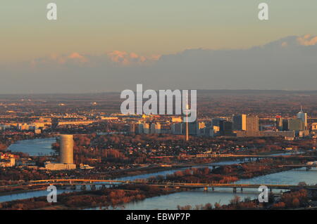 Die Stadt Wien und der neuen Donau in der Abenddämmerung, gesehen aus dem Kahlenberg Berg, Wien, Wiener, Österreich Stockfoto