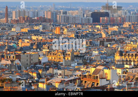 Blick über die Dächer von Paris im Abendlicht, Paris, Ile de France, Frankreich Stockfoto