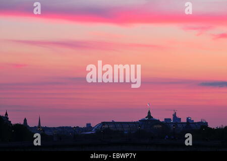 Abendhimmel über dem Grand Palais des Champs-Elysées, Paris, Ile de France, Frankreich Stockfoto