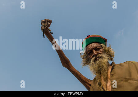 Shiva Sadhu von Juna Akhara, heiliger Mann, üben Urdha Tapa, einem Hubarm seit vielen Jahren aus spirituellen Gründen, auf die Stockfoto