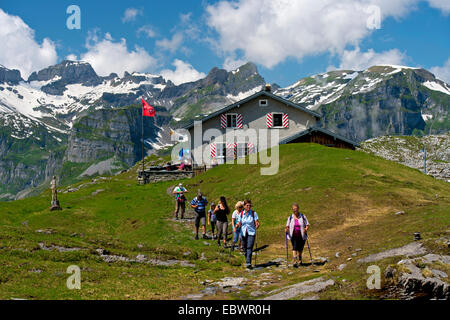 Wanderer auf der Glattalp Hütte, Glarner Alpen, Westalpen, Kanton Schwyz, Schweiz Stockfoto