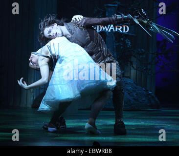 Sadlers Wells, London, UK. 4. Dezember 2014. Dominic Norden als "Edward Scissorhands" und Ashley Shaw als "Kim Boggs" Fototermin für die Matthew Bourne Adaption für die Bühne von Burtons Film "Edward Scissorhands" am Sadler es Wells, London am 4. Dezember 2014 "Edward mit den Scherenhänden" von Liam Mower und Dominic North gespielt wird, "Kim Boggs" wird gespielt von Katy Lowenhoff und Ashley Shaw (auf alternative Nächte) Credit: KEITH MAYHEW/Alamy Live News Stockfoto