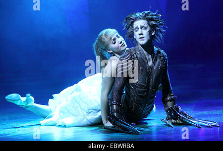 Sadlers Wells, London, UK. 4. Dezember 2014. Dominic Norden als "Edward Scissorhands" und Ashley Shaw als "Kim Boggs" Fototermin für die Matthew Bourne Adaption für die Bühne von Burtons Film "Edward Scissorhands" am Sadler es Wells, London am 4. Dezember 2014 "Edward mit den Scherenhänden" von Liam Mower und Dominic North gespielt wird, "Kim Boggs" wird gespielt von Katy Lowenhoff und Ashley Shaw (auf alternative Nächte) Credit: KEITH MAYHEW/Alamy Live News Stockfoto