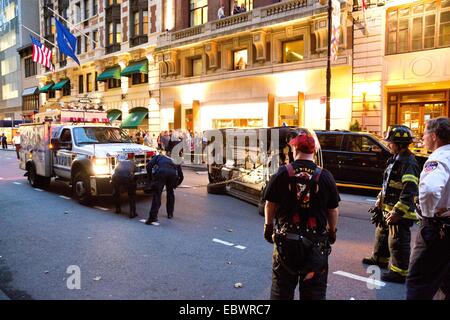 FDNY & NYPD-Szene, Überschlag Unfall W 44th St., Manhattan, 16. Oktober 2014. Stockfoto